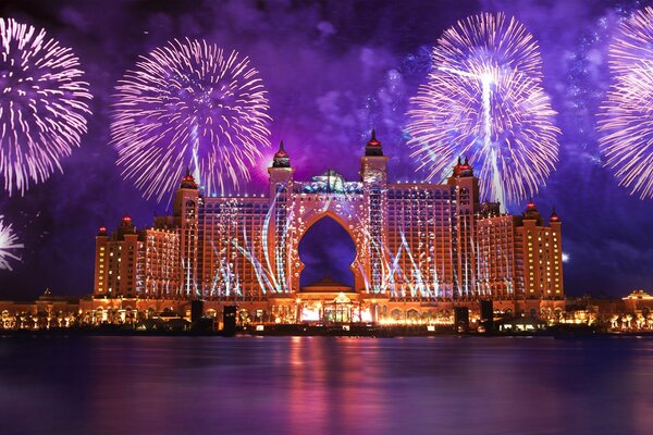 Reflejo de fuegos artificiales en el agua en Dubai