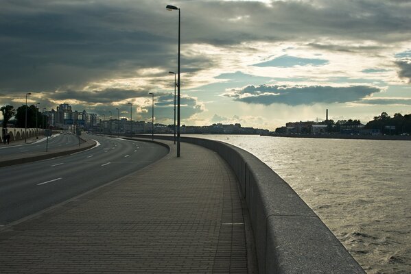 Passeggiata serale sulla riva della Neva a San Pietroburgo