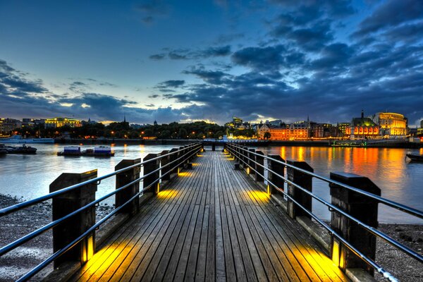 Puente nocturno al río en Londres