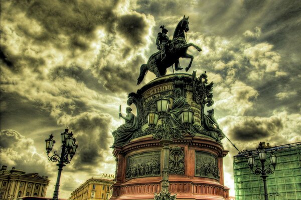 El jinete de melena en la Plaza de San Petersburgo