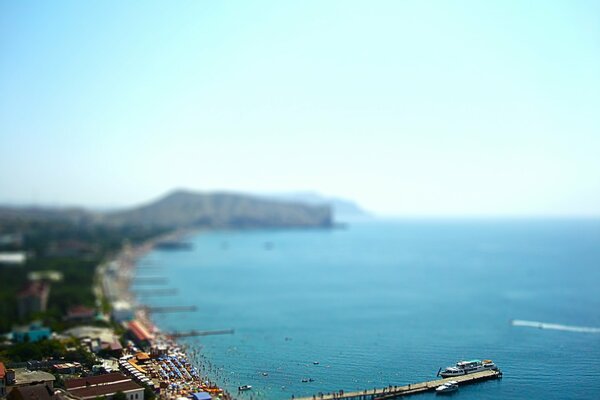 El terraplén del Lucioperca en la Crimea el mar