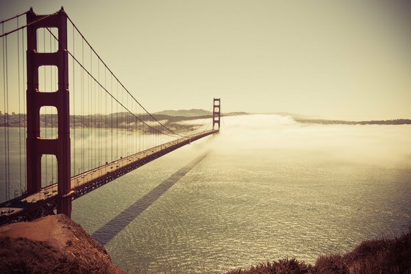 Puente de San Francisco sumergido en la niebla