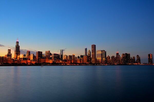 Puesta de sol en el lago de la ciudad de Chicago