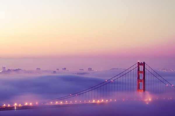 Golden Gate Bridge in una foschia nebbiosa