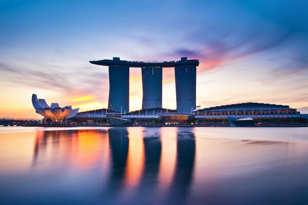 Bâtiments de l hôtel à Singapour à l aube