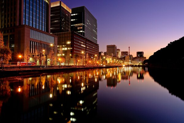 Tokyo Abendlichter in der Reflexion des Flusses