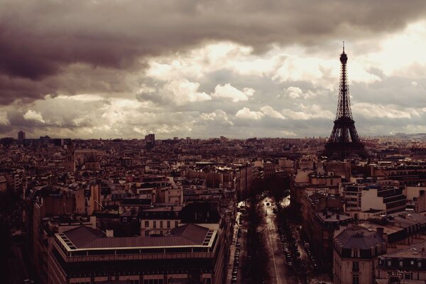 Cielo gris y sombrío sobre la torre Eiffel en París
