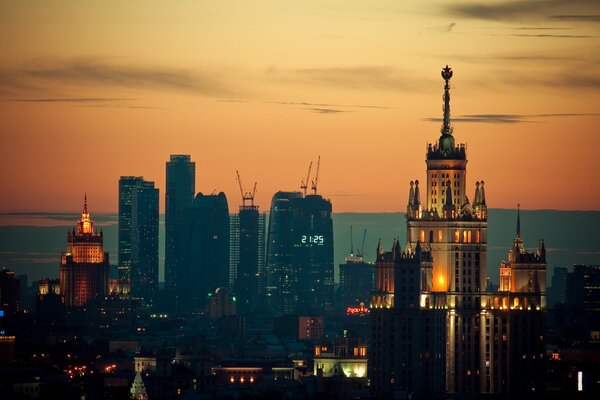 Beau coucher de soleil dans la ville de Moscou