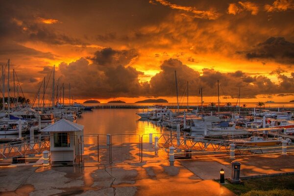 Amarre en medio de la puesta de sol, el mar y las nubes