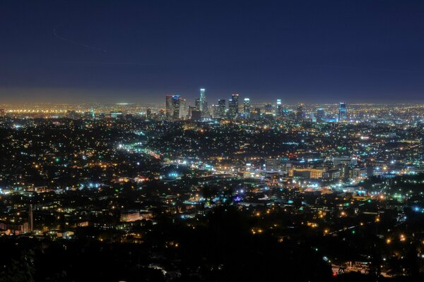 Kaliforniens Innenstadt nachts in Lichtern