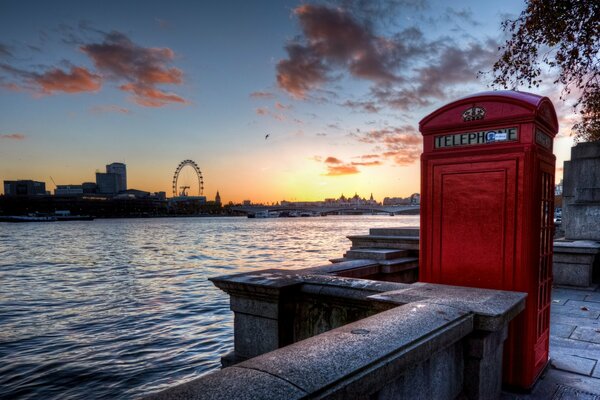 Budka telefoniczna w Londynie o zachodzie słońca