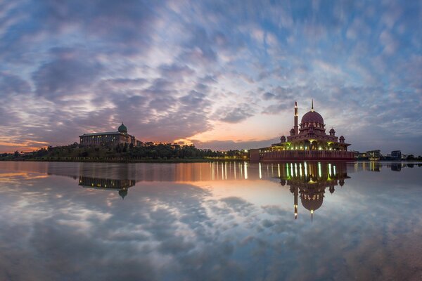 Reflejo de nubes en el agua al atardecer en la ciudad