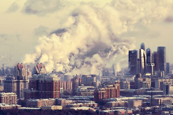 Smog gris urbano sobre la metrópoli