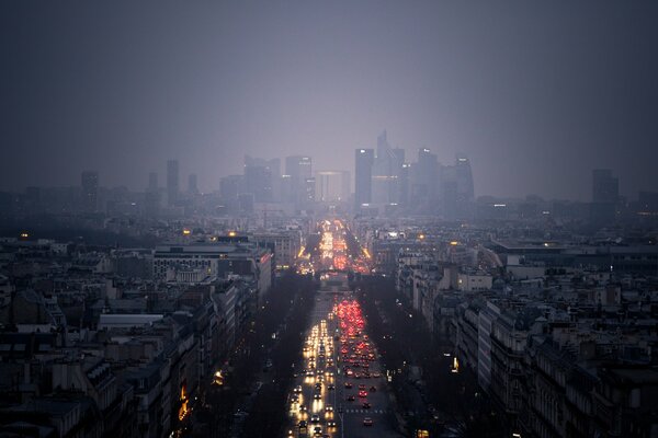 Ville de nuit par temps nuageux