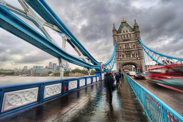 Long et grand pont en Angleterre