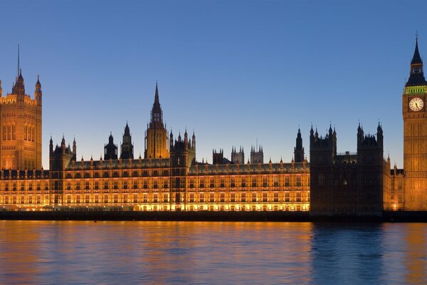 Blick auf Big Ben auf einem blauen Himmelshintergrund