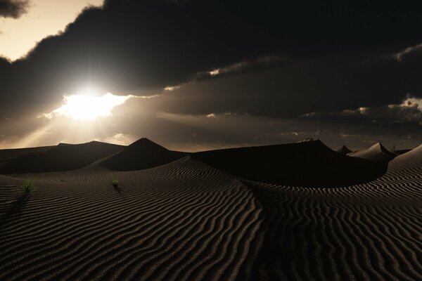 Niezwykły Zachód słońca na gorącej pustyni