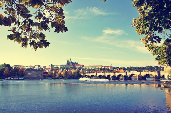 Prag vor dem Hintergrund des Meeres und der Brücke