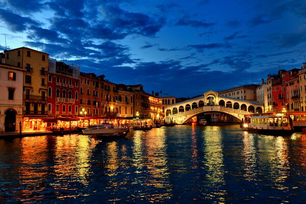 Wasserkanal in Venedig bei Sonnenuntergang