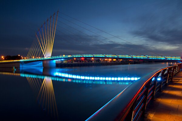 Ville du soir. Pont au bord de l eau