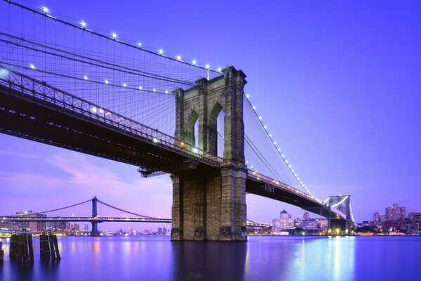 Puente nocturno de Brooklyn en nueva York