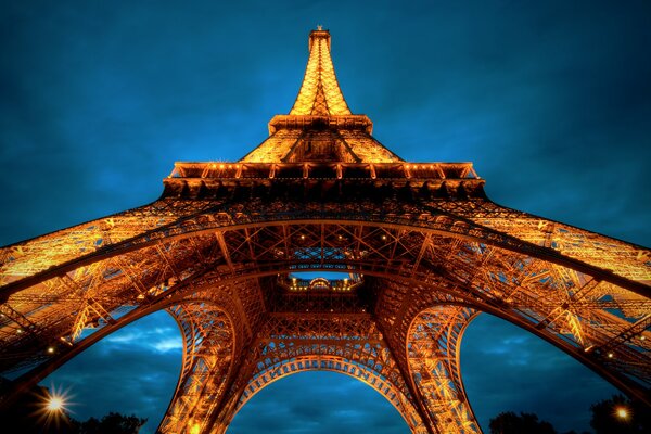 Torre Eiffel di notte con luci