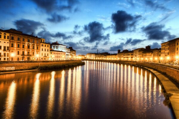 Die Wasseroberfläche Italiens. Wolken über der stadtund Pisa