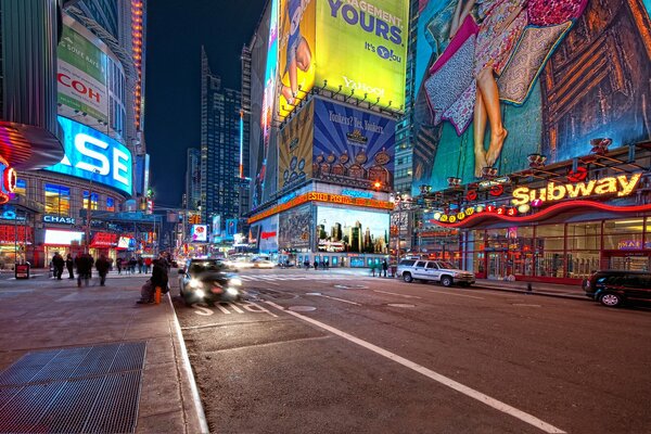 Times Square de noche en Estados Unidos