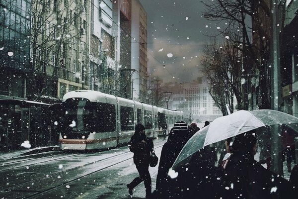 Ombrelli neve persone tram