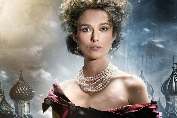 Keira Knightley. Chica actriz. Anna Karenina. Collar de perlas