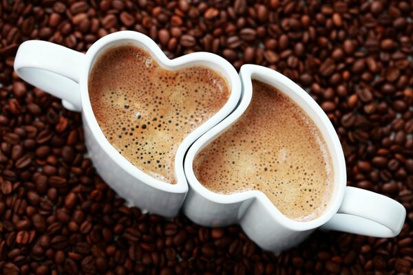 Горячий кофе в кружечках в виде сердца