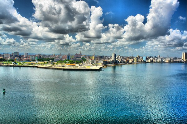Imagen del paseo marítimo de la Habana contra el cielo