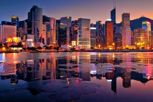 Gratte-ciel de Hong Kong au coucher du soleil