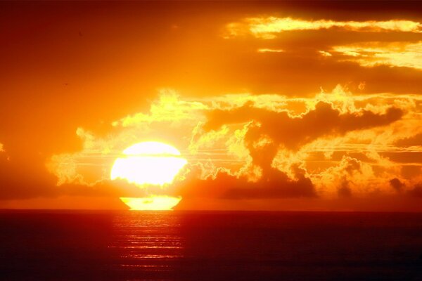 Il sole tramonta oltre l orizzonte