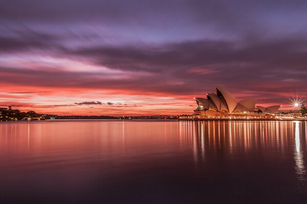 Opera House en la ciudad de Sydney al atardecer en su grandeza