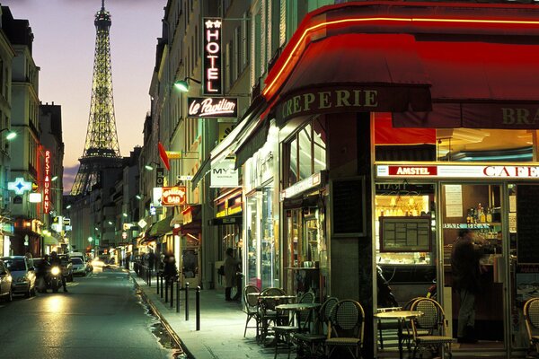 Rue de nuit avec vue sur la tour