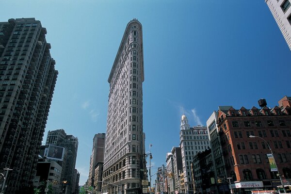 A narrow building in a big city