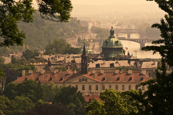 Puente sobre el río en Praga