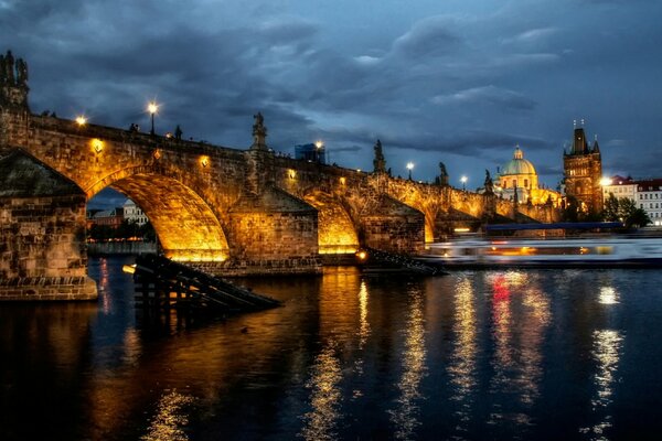 Prague de nuit avec les lumières du pont