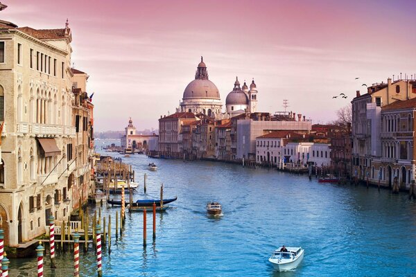 Canal de Venecia olas al atardecer