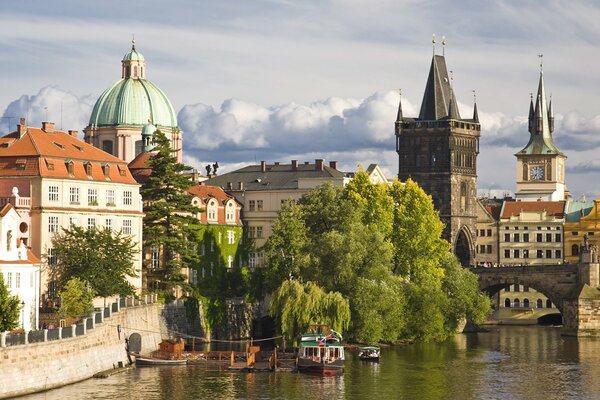 El centro histórico de Praga en medio de un cielo nublado