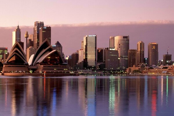 Sydney dans le reflet de l eau avec un beau ciel