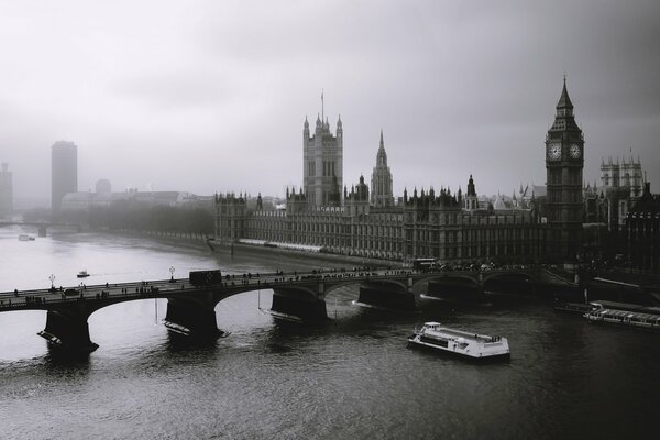 Die schwarz-weiße London Bridge im Nebel