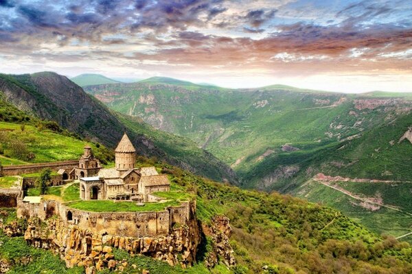 Paisaje Castillo en la ladera de la montaña