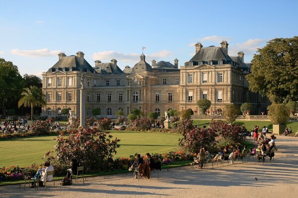 Personnes près du palais du Luxembourg