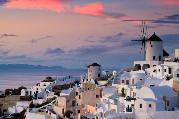 Maisons blanches en Grèce sur fond de coucher de soleil