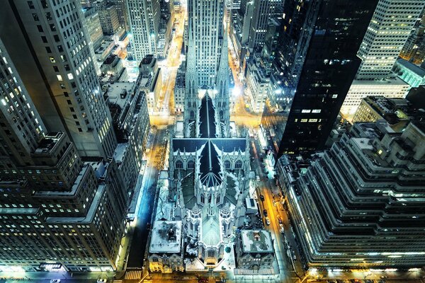 Die Lichter der Nacht in Manhattan aus der Vogelperspektive
