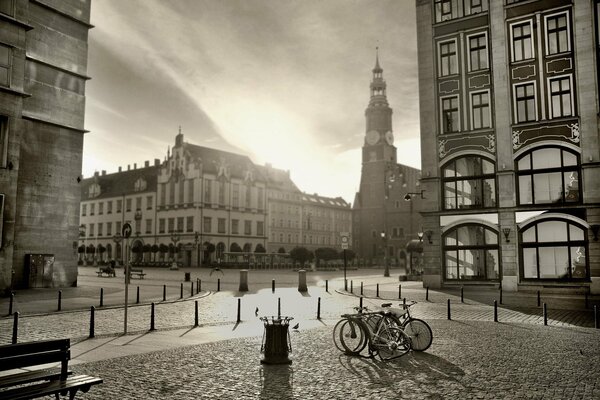 El casco antiguo es blanco y negro en la Plaza con bicicletas