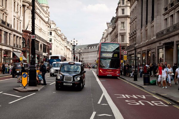 Londoner Straße mit Menschen und Verkehrsmitteln