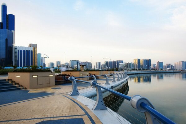 Moderno paseo marítimo en los Emiratos Árabes